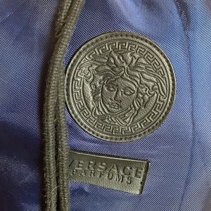 Hi i am selling this bag because i don’t use it. It is new and has not been used